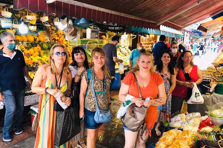 Spanish-speaking group shopping at Istanbul Spice Bazaar market on 6-day Istanbul Cappadocia tour with flights