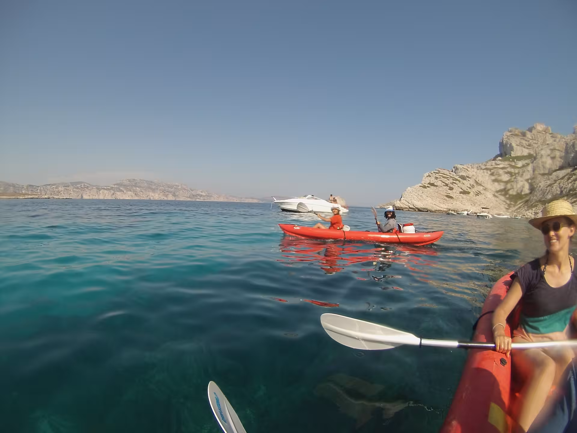 Sortie kayak autour de la Presqu’île de Giens, pagaie en mer turquoise près des falaises et criques