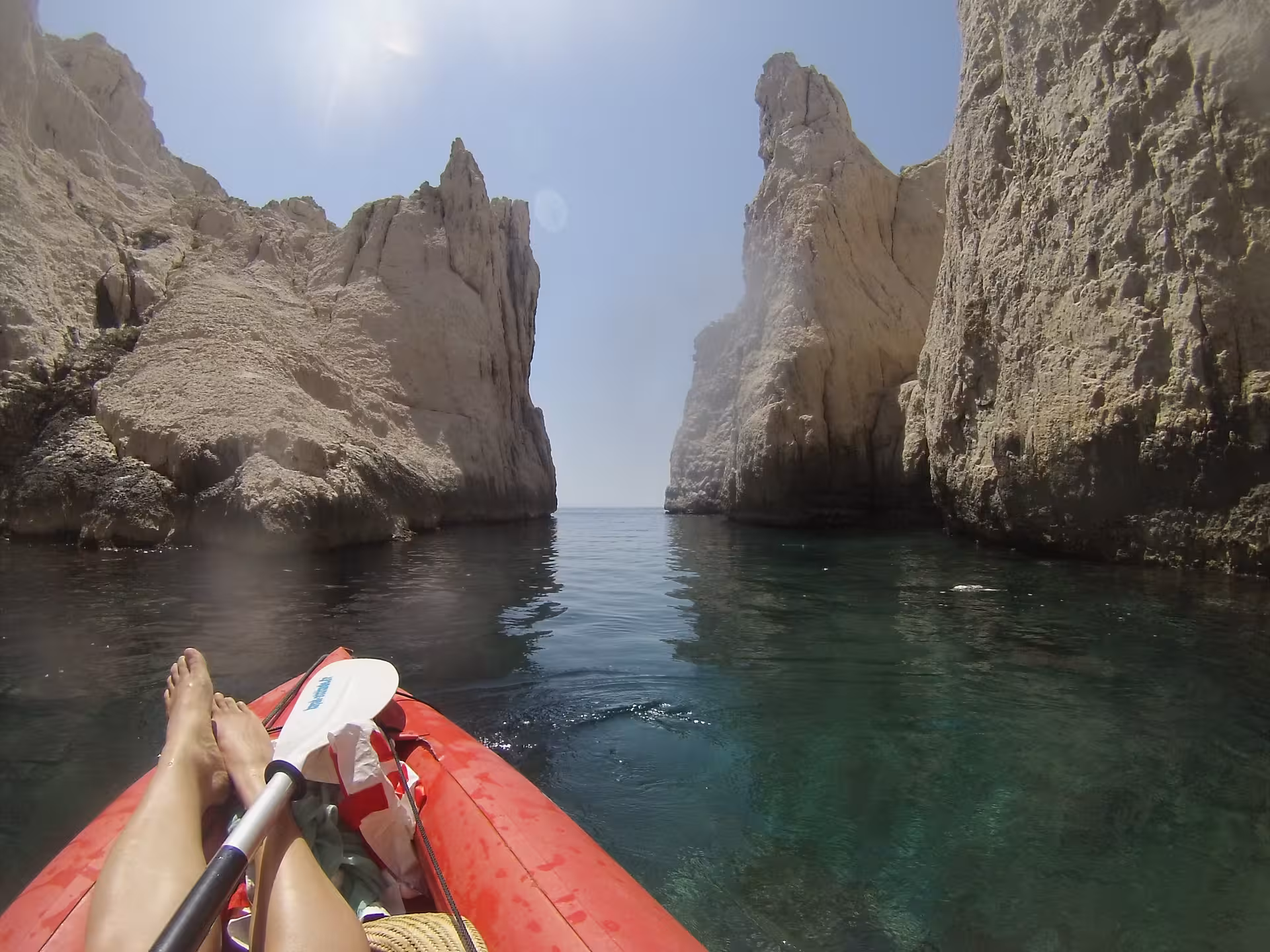 Kayak autour de la Presqu’île de Giens entre falaises calcaires et eau turquoise, vue depuis l’embarcation