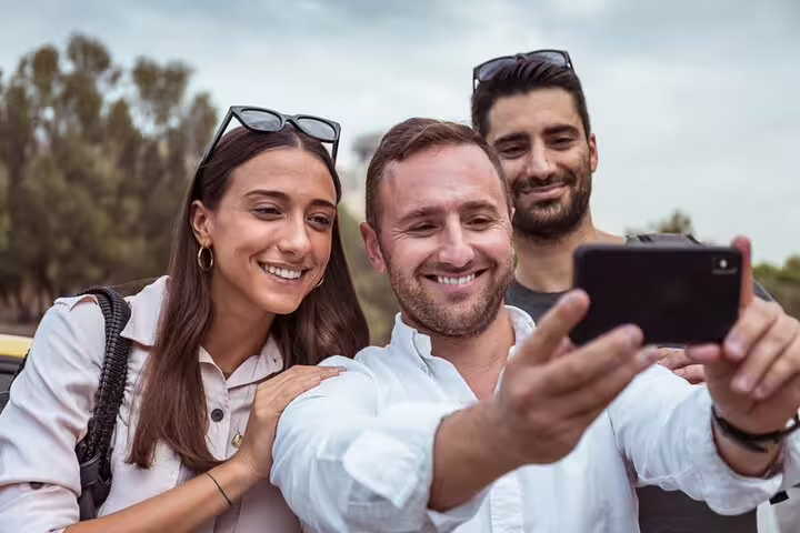 Friends taking a photo during Krakow to Auschwitz-Birkenau private day trip with round-trip transport
