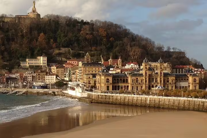 La Concha Bay and historic waterfront in San Sebastián, key stop on a self-guided e-scavenger hunt city tour
