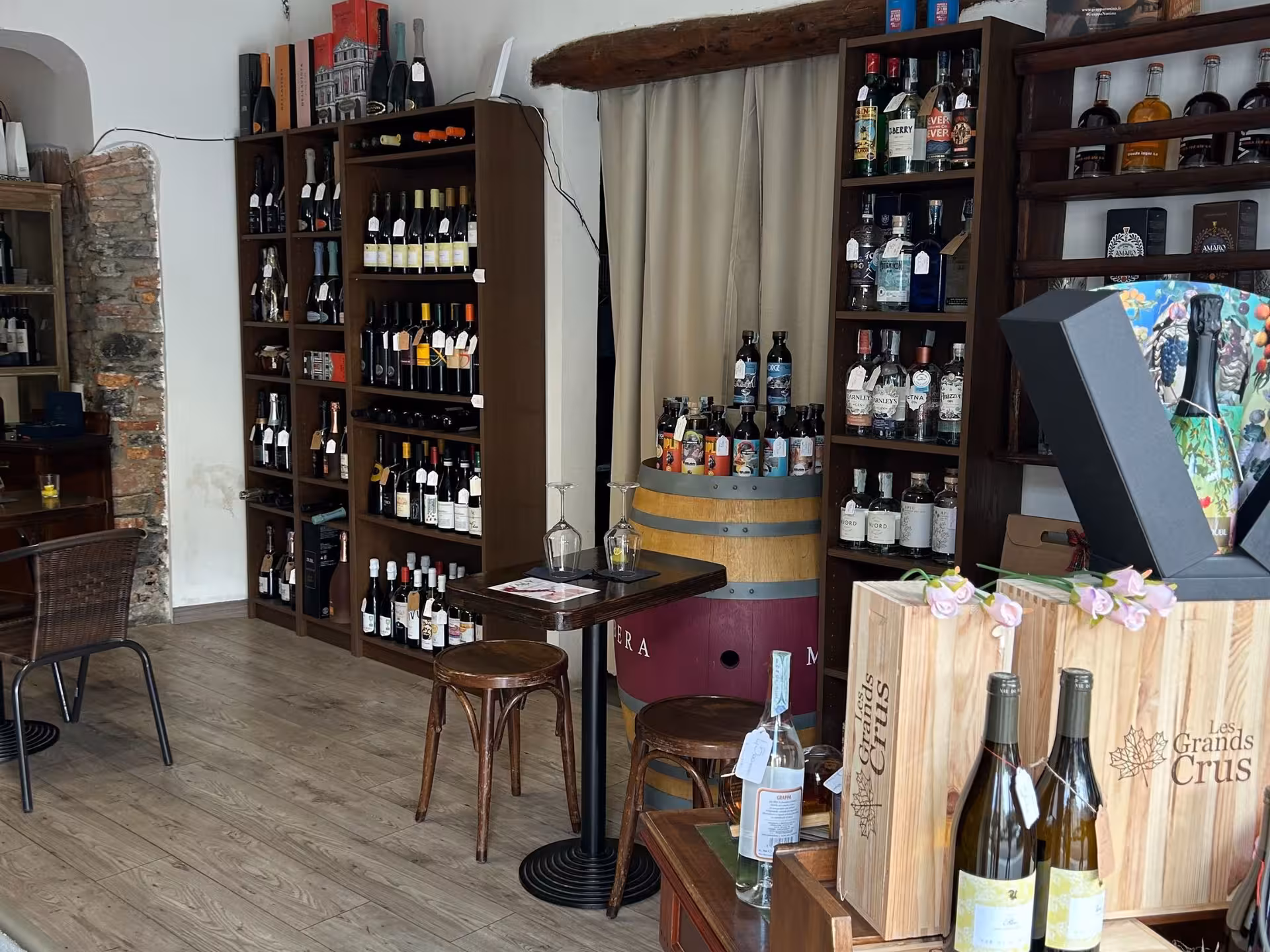 Cozy Lake Como wine shop with diverse bottle selection, perfect for wine tasting and food pairing experiences.