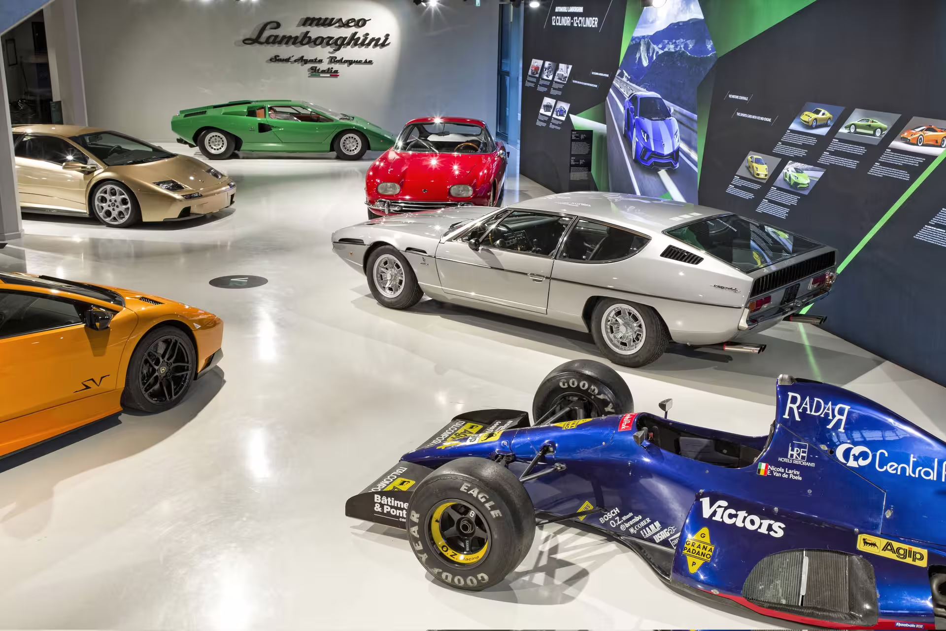 Ingresso al Museo Lamborghini vicino Bologna con auto storiche e supercar in esposizione, Italia