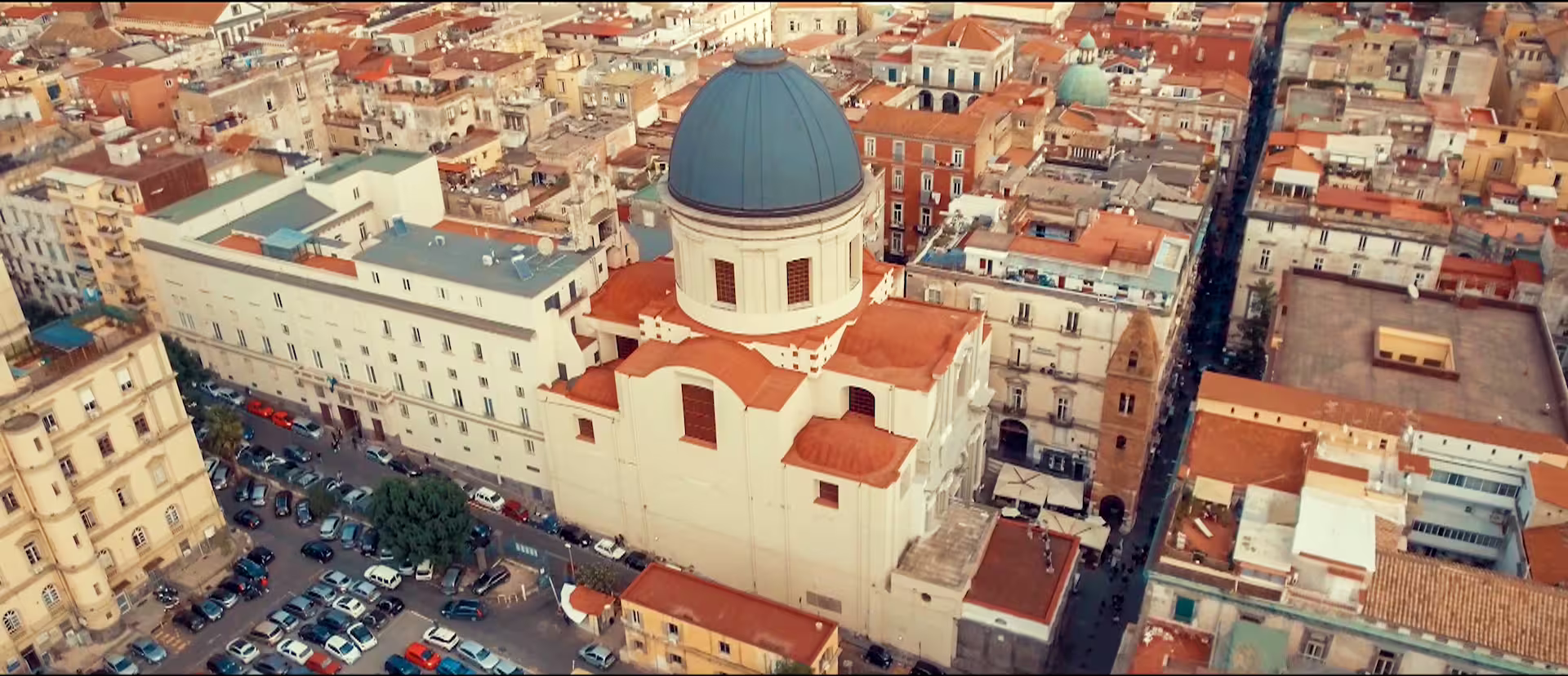 Veduta aerea della Basilica di Santa Maria della Sanità a Napoli, punto d’accesso al tour Lapis Museum Decumano Sommerso