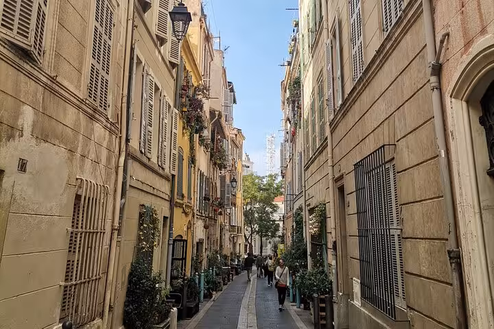 Narrow Le Panier street in Marseille, Provence, ideal setting for a guided petanque walking tour
