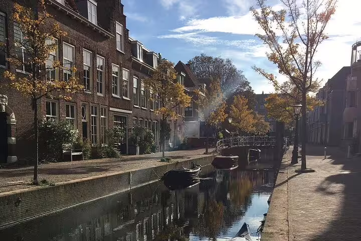 Leiden canal with boats and historic houses in autumn light, ideal stop on a half-day private guided tour