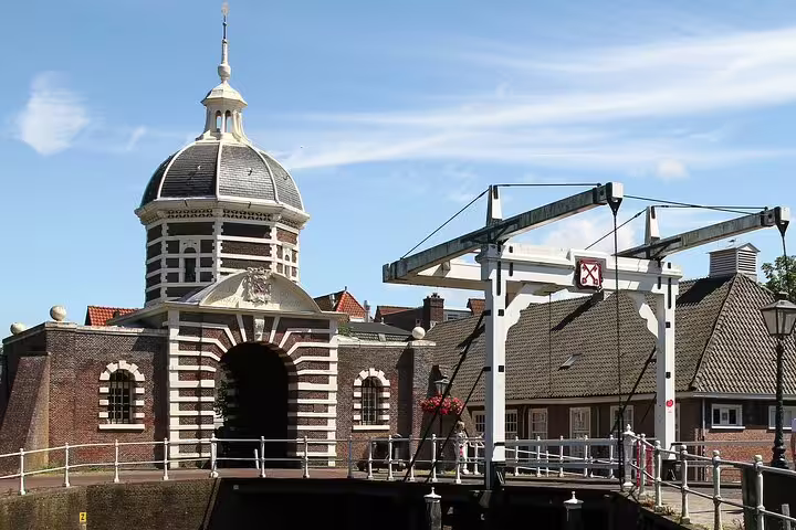 Leiden’s Zijlpoort gate and drawbridge on the canal, featured on Discover Leiden’s Highlights GPS tour