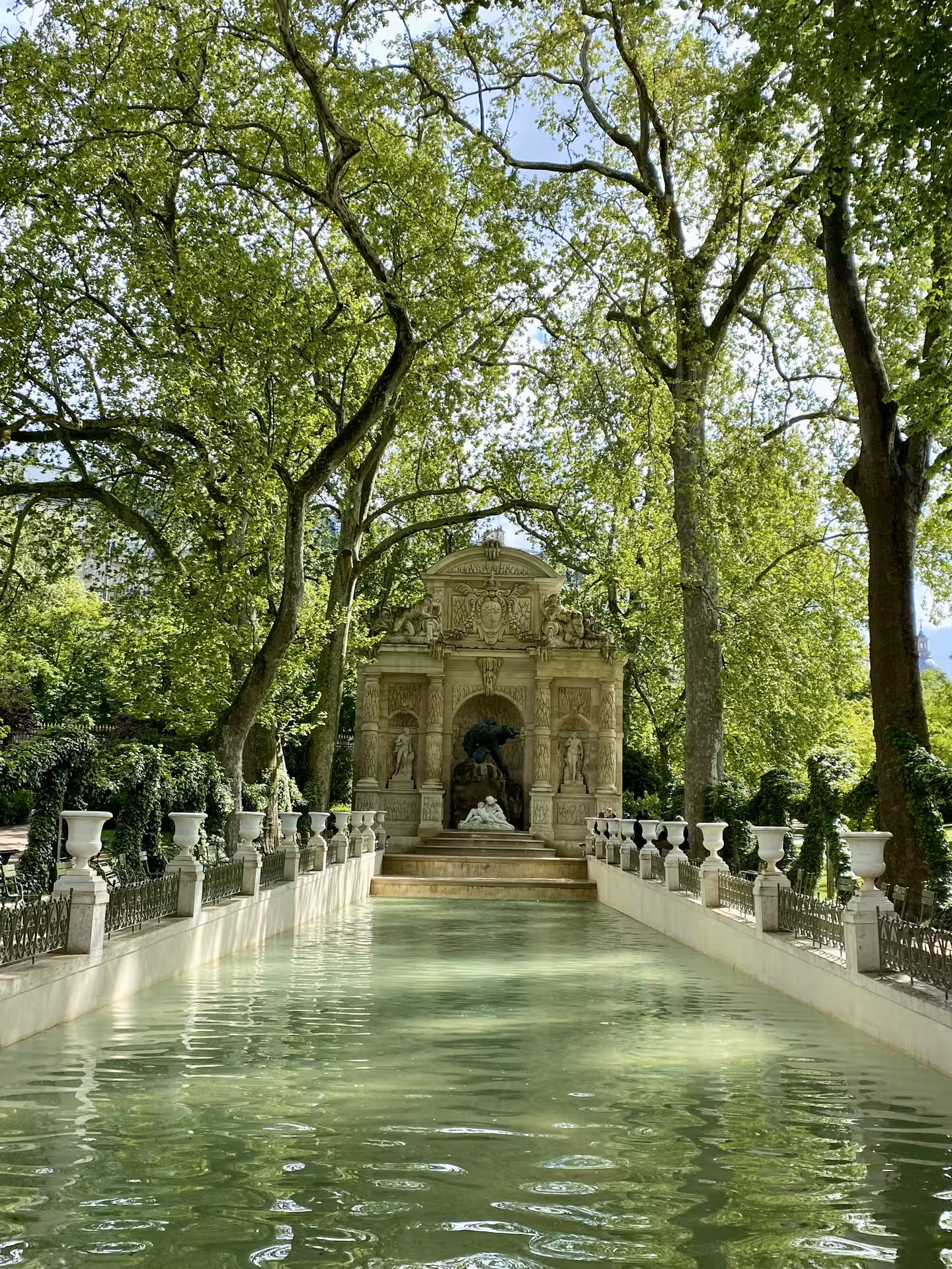 Luxembourg Gardens fountain surrounded by lush greenery in Saint-Germain-des-Prés, ideal for a serene gluten-free tour break.