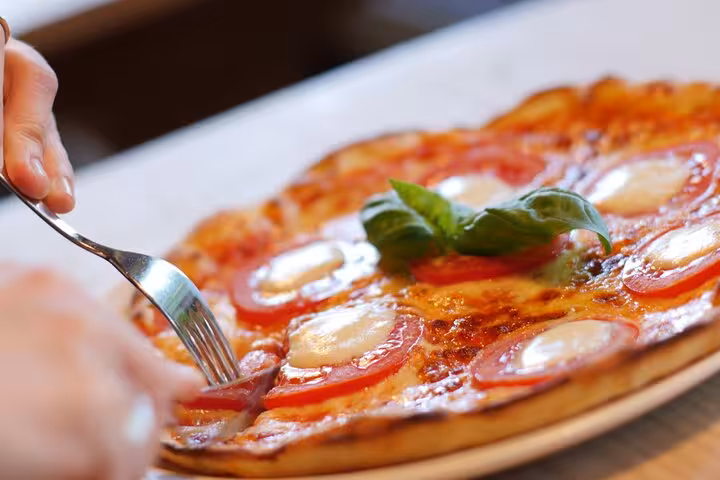 Close-up of a delicious Margherita pizza served on an Italian tour, highlighting authentic culinary experiences.