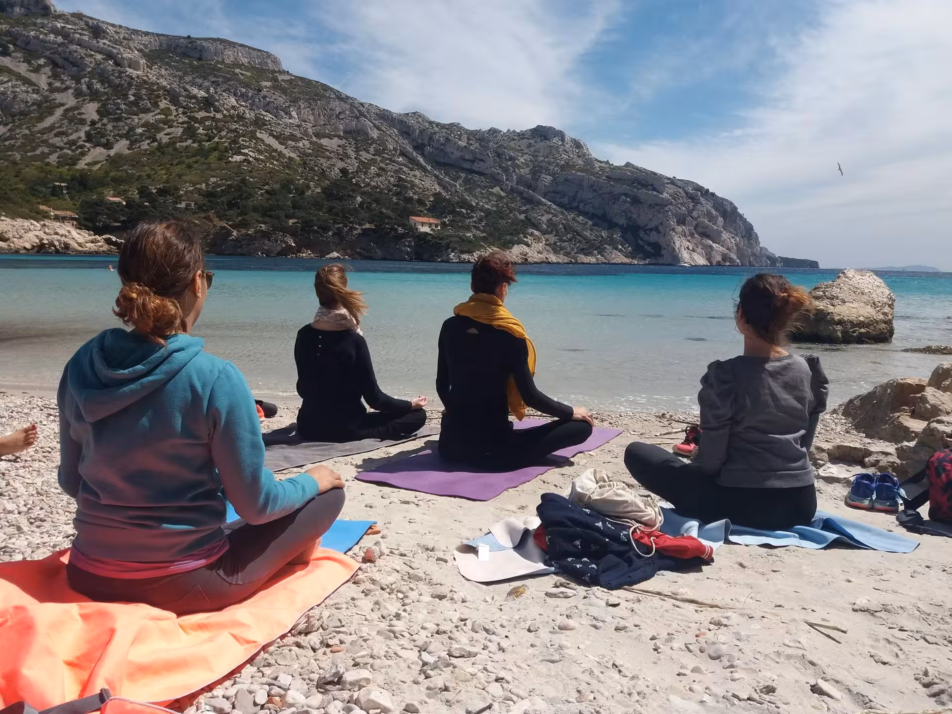Beach yoga in Marseille Calanques, turquoise sea and limestone cliffs, wellness stop on 3-day tour