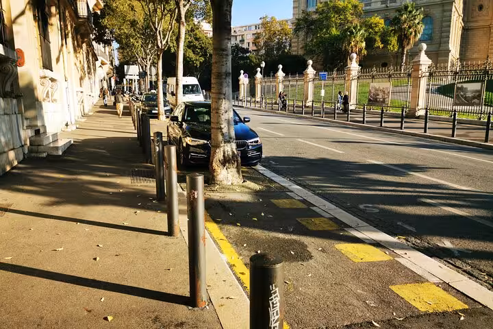 Private car pickup spot in central Marseille, convenient route from cruise port to Marseille Provence Airport