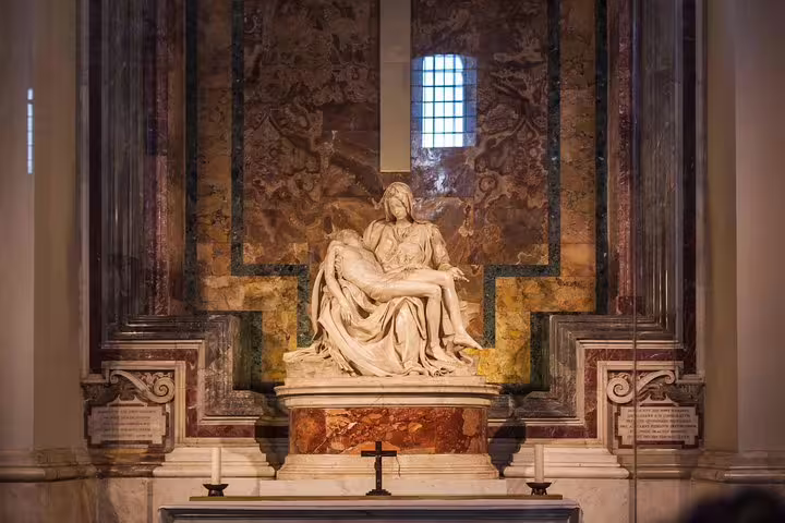 Michelangelo’s Pietà sculpture in St. Peter’s Basilica, a highlight of the Exclusive Vatican Museum Sistine Chapel fast track tour