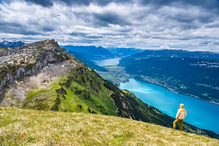Stunning view of Interlaken's turquoise lake and mountains, ideal for scenic private transfer from Milan.
