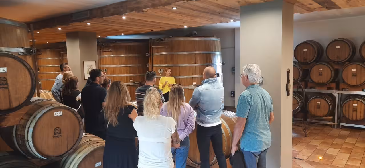 Groupe en visite prestige dans une acetaia de Modène, découverte des fûts et du vinaigre balsamique AOP