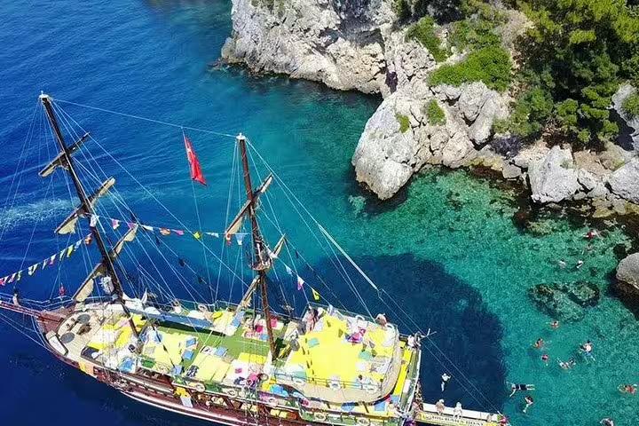 Aerial view of a colorful boat anchored in turquoise waters, ideal for a National Park tour from Kusadasi/Selcuk.