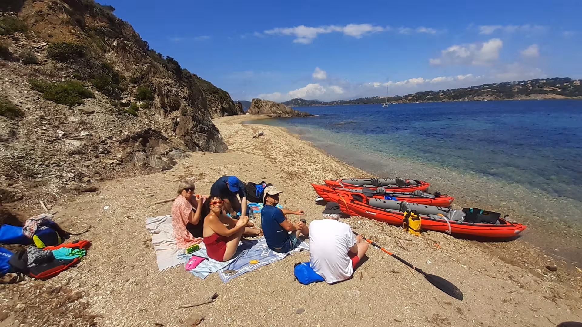 Pause sur plage sauvage en kayak de mer aux îles des Embiez, excursion naturaliste vers le Cap Sicié