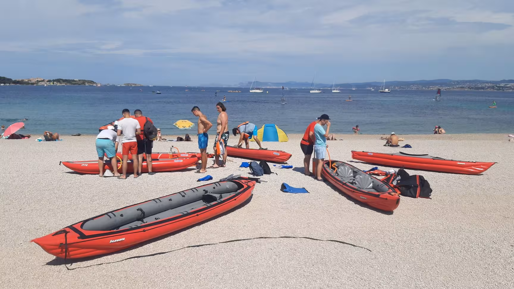 Briefing sur la plage avant départ en kayak naturaliste vers les îles des Embiez et le Cap Sicié, Var