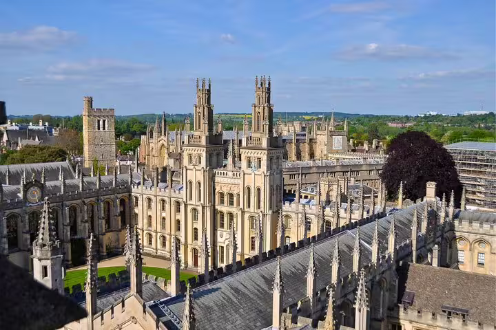 Aerial view of Oxford University colleges and spires, must-see highlight on an Oxford self-guided scavenger hunt