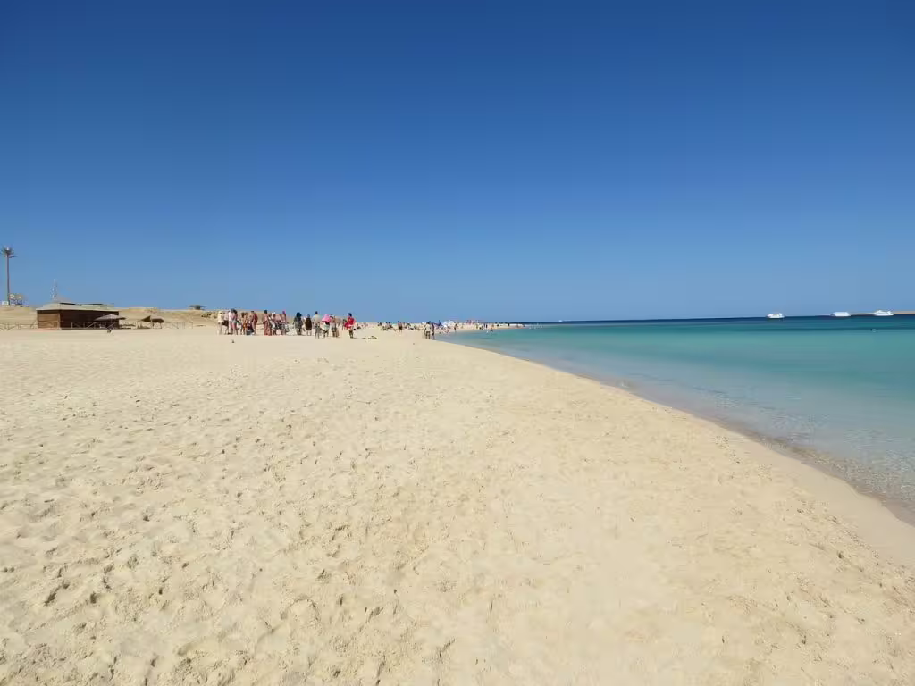 Wide sandy beach and turquoise water on the Day on the Paradise Island tour, perfect for swimming and sunbathing