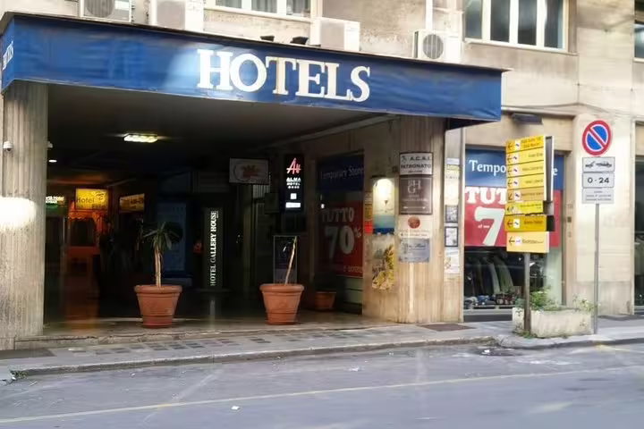 Street entrance to central Palermo hotel building, convenient drop-off point for private transfer from Falcone Borsellino Airport