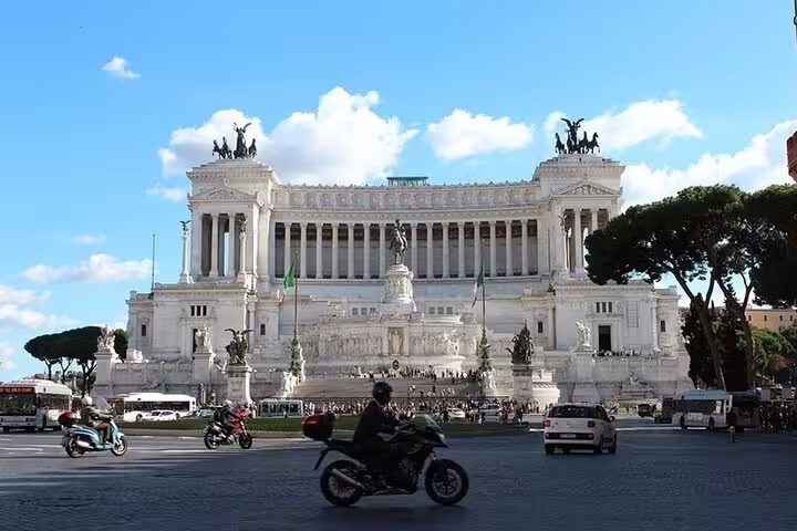 Piazza Venezia and the Vittoriano monument in Rome, a highlight of private Civitavecchia shore excursion day trip