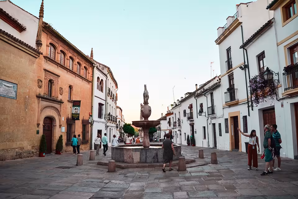 Plaza del Potro fountain and historic lanes on the Free Tour Secretos de la Axerquía in Córdoba