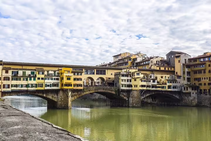 Ponte Vecchio over the Arno River, Florence highlight on a Rome to Florence day trip sightseeing tour