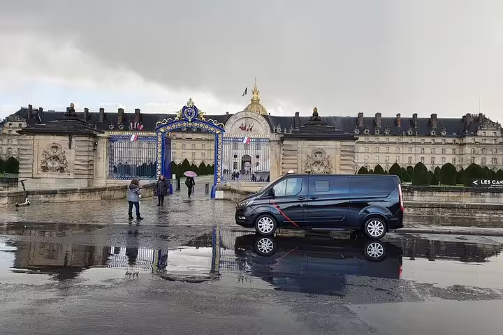 Private driver van outside Château de Versailles gates, ideal Paris half-day private sightseeing tour by car