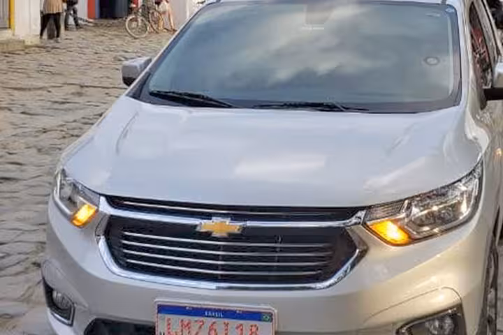 Silver Chevrolet car ready for private transfer service from Congonhas Airport to São Paulo hotels.
