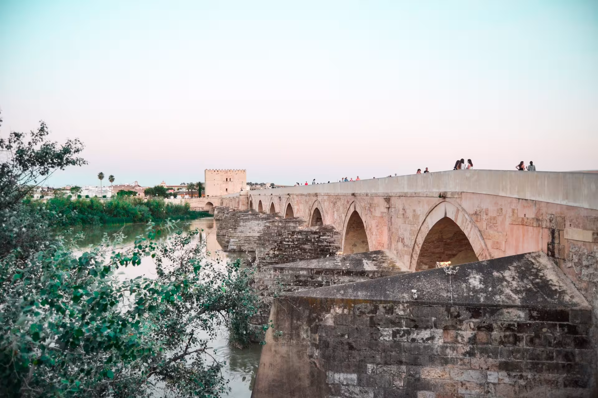 Puente Romano sobre el Guadalquivir al atardecer, ruta del Free Tour Misterios y Leyendas de Córdoba