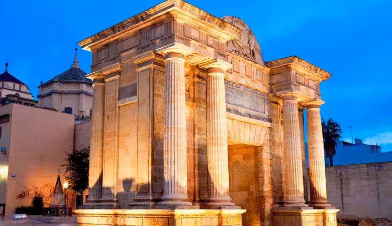 Puerta del Puente iluminada al atardecer, parada del Free Tour Misterios y Leyendas de Córdoba