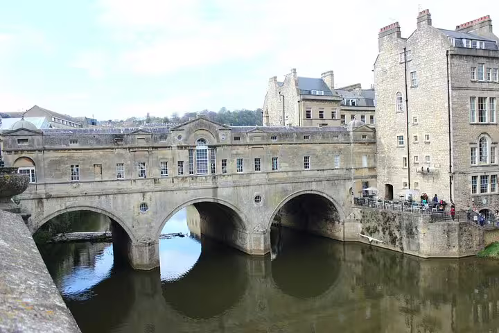Pulteney Bridge over the River Avon in Bath, scenic stop on London to Windsor Castle, Stonehenge and Bath private tour