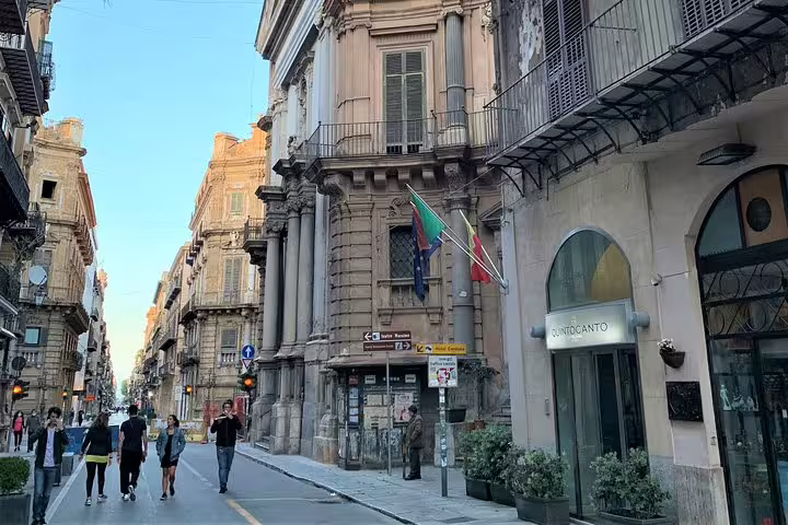 Street view of Quintocanto Hotel & Spa in Palermo historic center, meeting point for private transfer to Palermo Airport