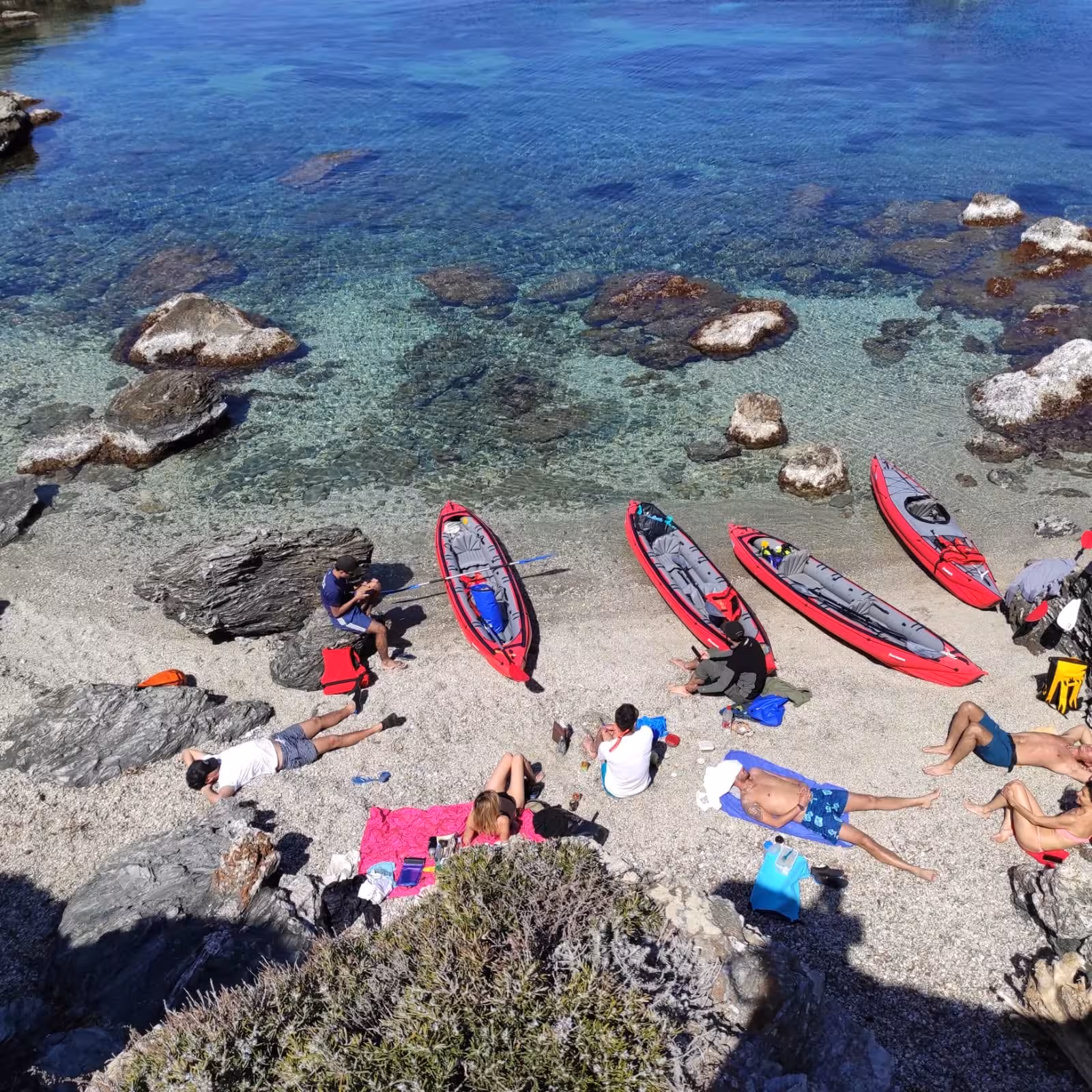 Kayaks rouges sur crique aux eaux turquoise aux îles des Embiez, pause plage lors du tour naturaliste