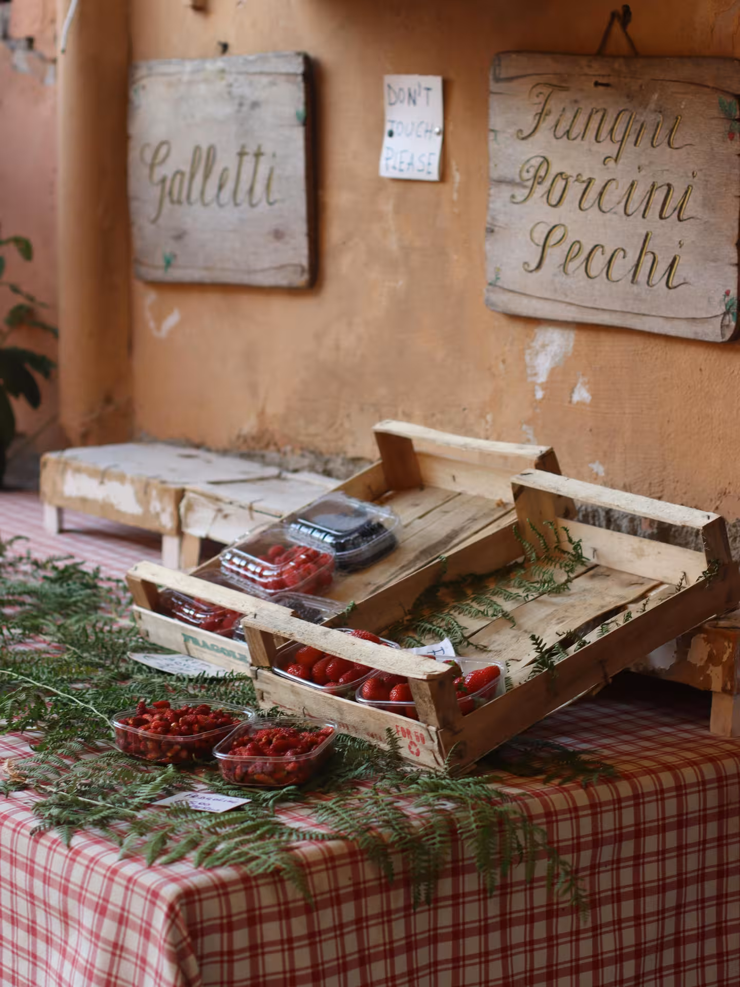 Market stall with fresh berries and rustic signs, a stop on The Roman Hills Vintage Tour by Fiat '500.