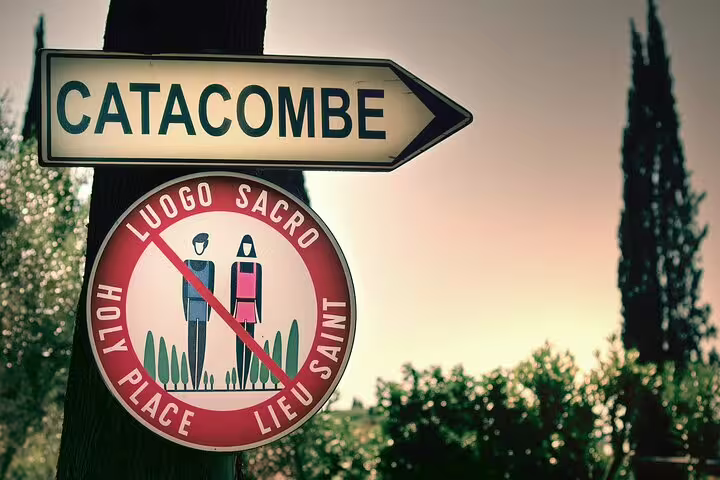 Directional sign to the Roman catacombs and sacred underground site, featured on a child-friendly guided tour in Rome