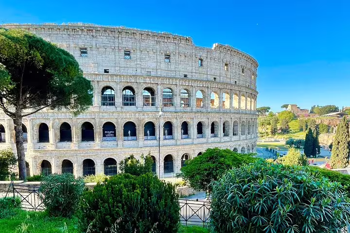 Panoramic view of the Colosseum in Rome on a sunny day, featured in 3-day private guided tours with chauffeured transfers
