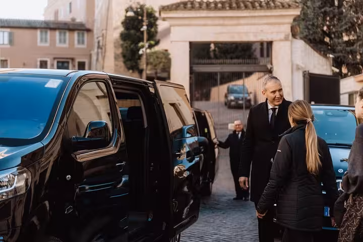 Tour participants being greeted by a guide for the Rome Highlights Tour with Pizza and Gelato Cooking Class.