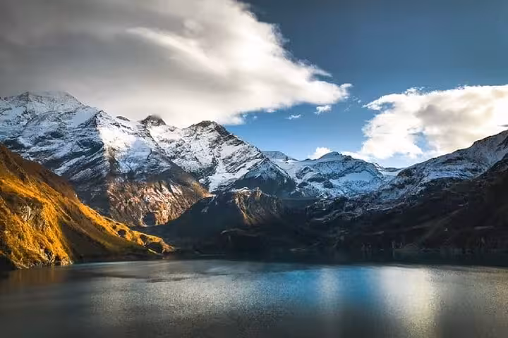 Scenic Austrian Alps lake view, highlight stop on Salzburg to Vienna private transfer via Hallstatt