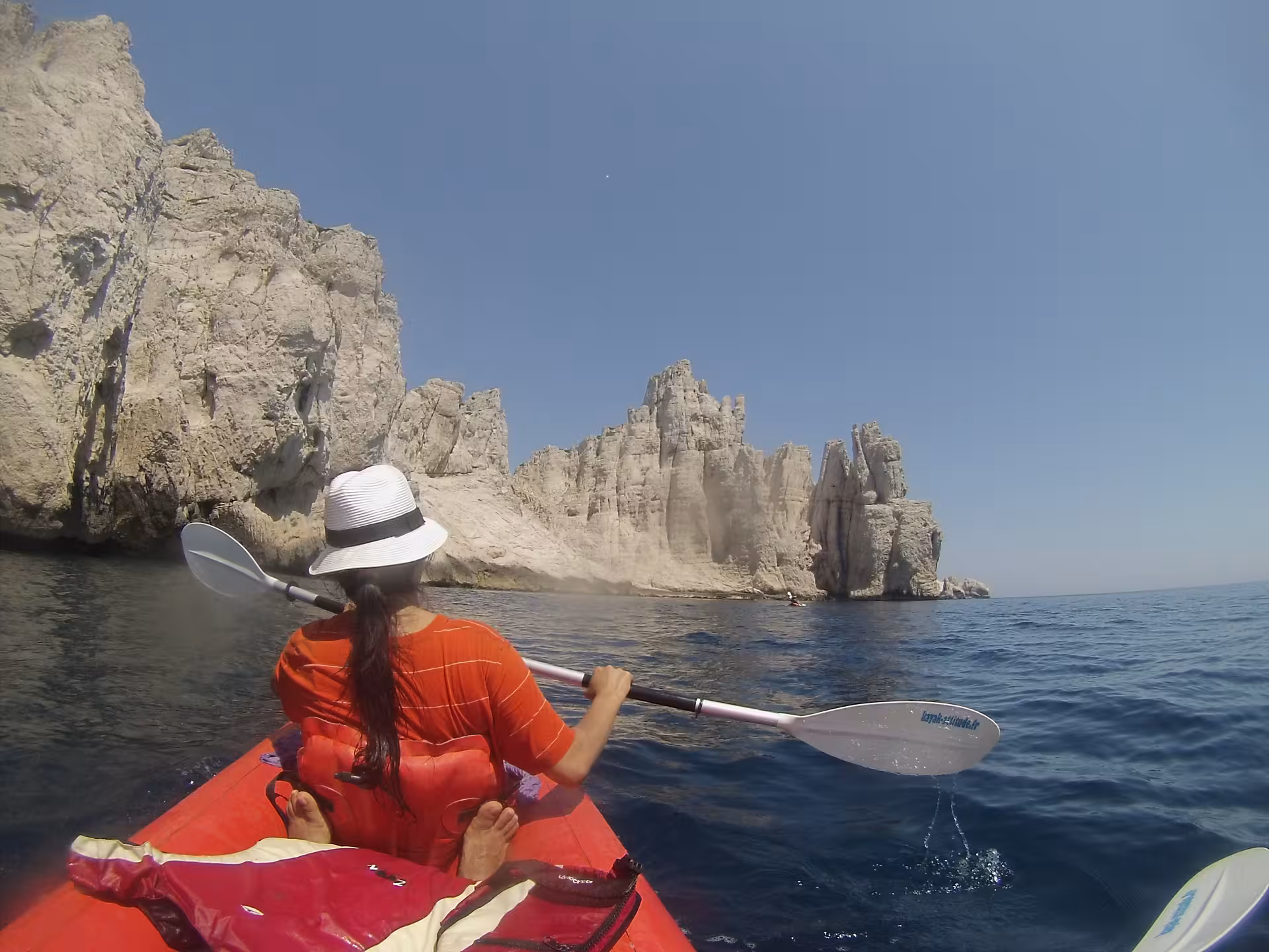 Kayak de mer autour de la Presqu’île de Giens, pagayage le long des falaises blanches et eaux turquoise