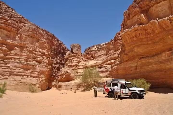 4x4 jeep stop in Sinai canyon near Dahab on Sharm El-Sheikh Blue Hole and Colored Canyon adventure