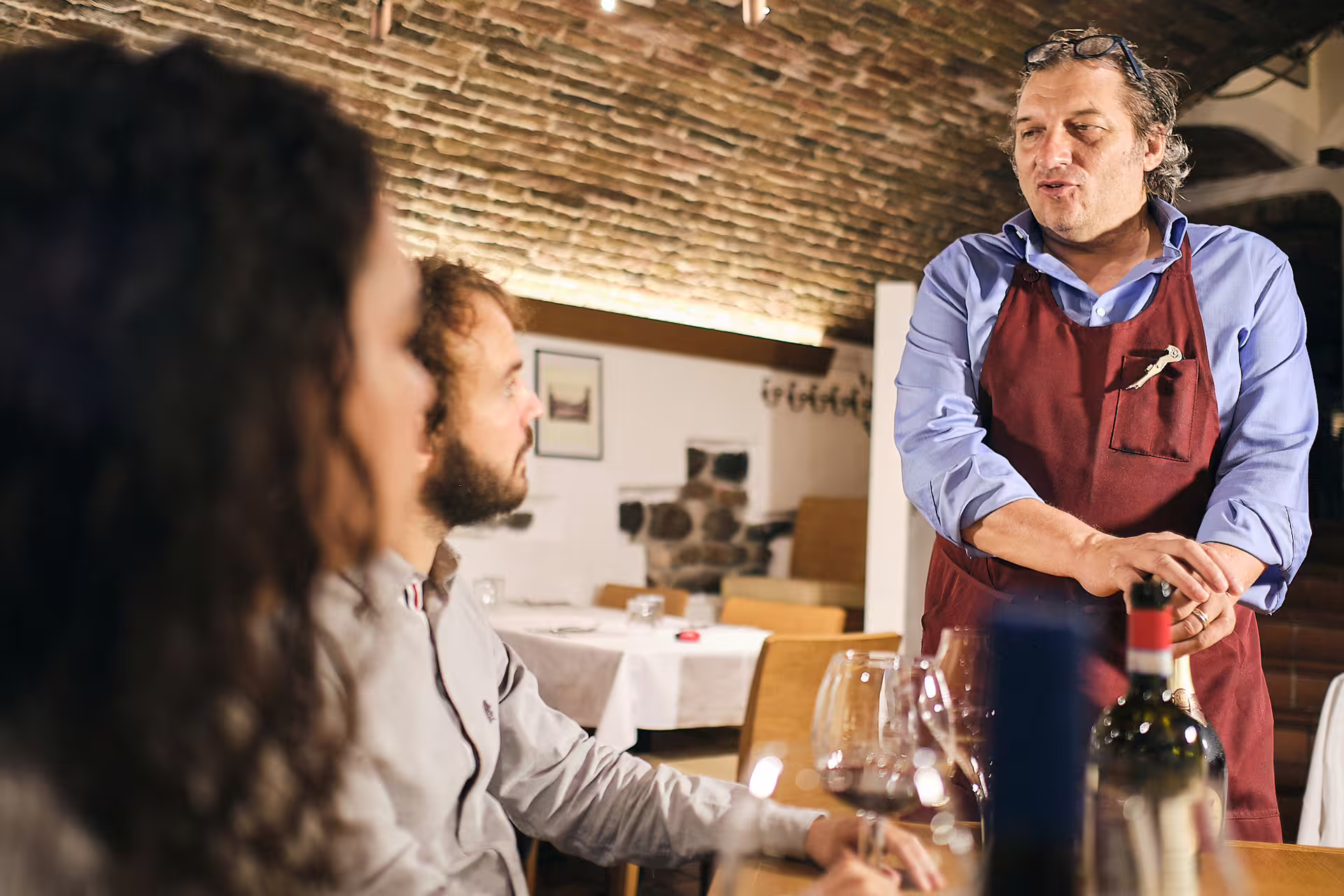 Sommelier pours Valpolicella wines with cheese and salumi during Verona wine tasting near Juliet’s House