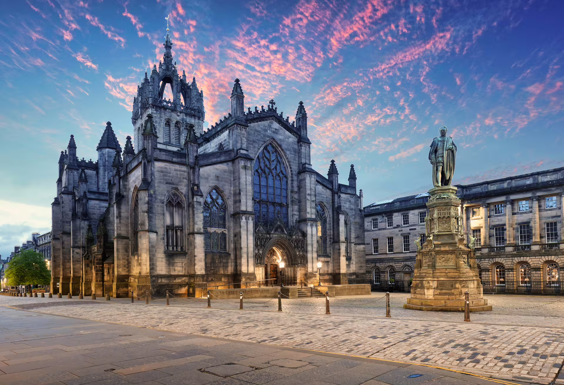 St Giles’ Cathedral on the Royal Mile at dusk, key stop on Edinburgh 1-day walking tour with audioguide