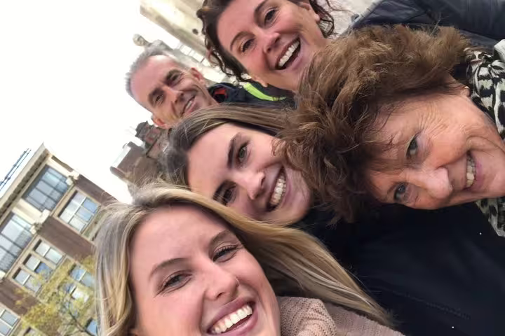 Friends taking a selfie during The Hague e-scavenger hunt, exploring city highlights at their own pace
