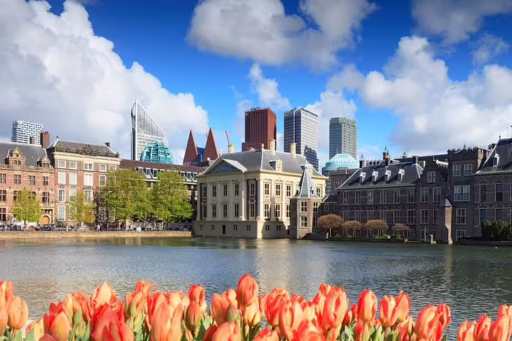 Hofvijver lake and Binnenhof skyline in The Hague, ideal start point for a self-guided e-scavenger hunt