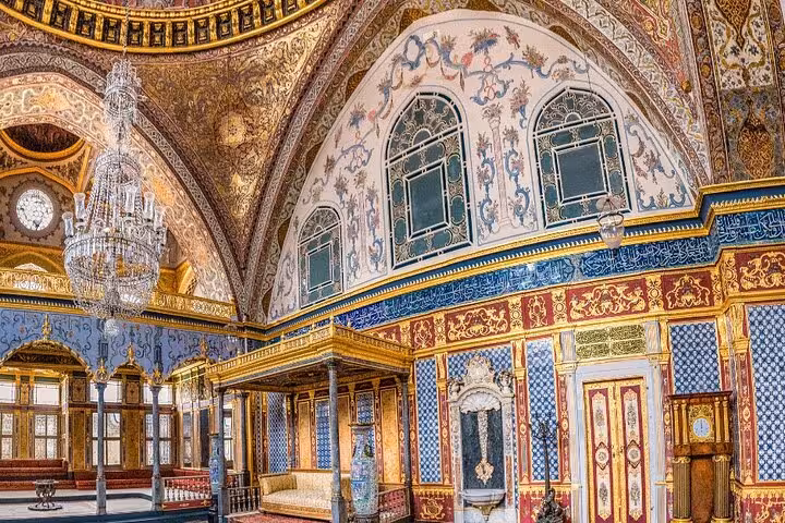 Topkapi Palace ornate interior with chandeliers and Iznik tiles, highlight of an all-inclusive private 3-day Istanbul tour