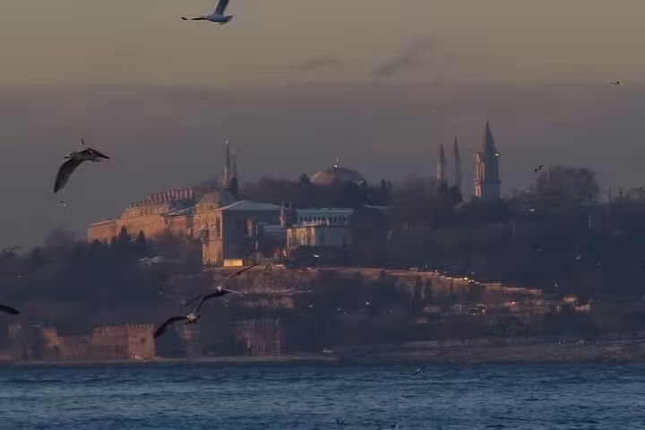 Sunset view of Topkapi Palace on the Bosphorus in Istanbul, ideal for a private guided 3-day tour