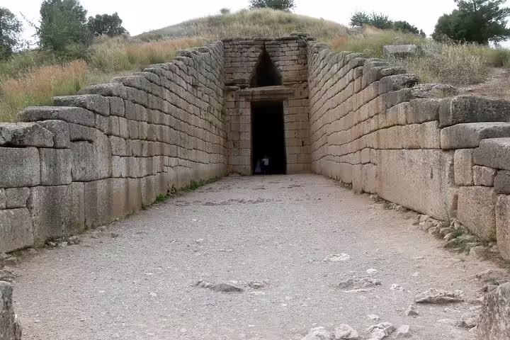 Stone passage to the Treasury of Atreus tomb in Mycenae, visited on an Epidaurus Mycenae Nafplio private tour