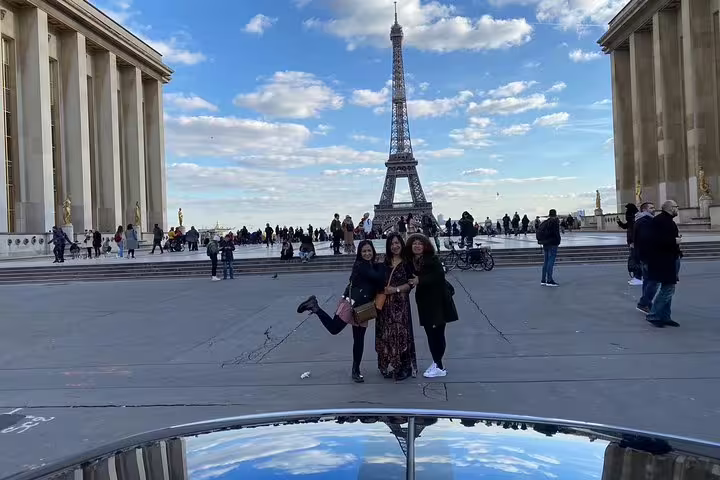 Travelers posing at Trocadéro with Eiffel Tower view, Paris half-day private sightseeing tour with driver