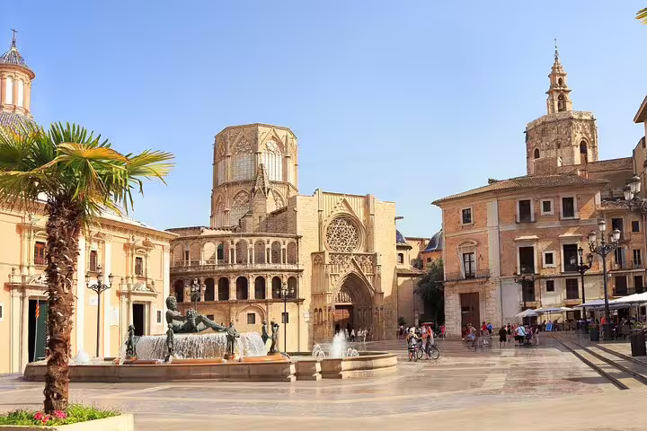 Valencia Cathedral and Plaza de la Virgen fountain, key stop on the e-Scavenger hunt Valencia tour